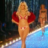  Heidi Klum Wows crowd at Victoria's Secret show 